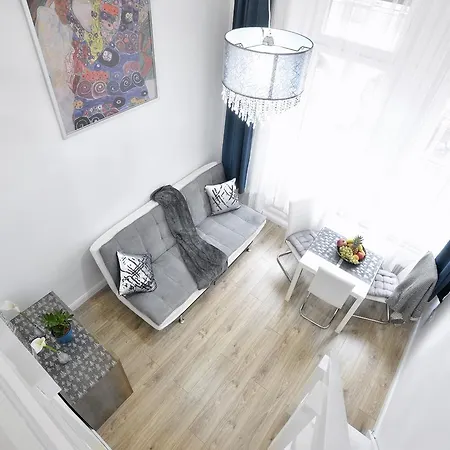 Apartment Five Seasons *