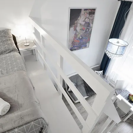 Apartment Five Seasons *